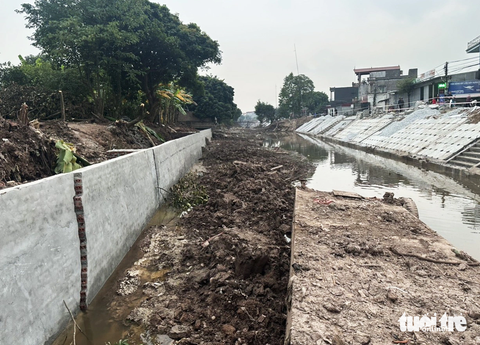 Sụt lún sau nạo vét kênh, chính quyền nói sơ tán nhưng dân không biết đi đâu- Ảnh 2. Phần bờ kè mà gia đình ông Luận xây nhằm bảo vệ đất cũng chung tình cảnh bị sụt lún - Ảnh: KHÁNH LINH