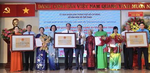 Ông Trần Thế Thuận và bà Lê Tú Cẩm trao bằng xếp hạng di tích cấp thành phố - Ảnh: HOÀI PHƯƠNG Ông Trần Thế Thuận và bà Lê Tú Cẩm trao bằng xếp hạng di tích cấp thành phố - Ảnh: HOÀI PHƯƠNG