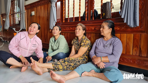 Đông đảo bà con đến thăm, động viên anh Huỳnh Văn Bạn và các ngư dân trở về an toàn - Ảnh: LÂM THIÊN Đông đảo bà con đến thăm, động viên anh Huỳnh Văn Bạn và các ngư dân trở về an toàn - Ảnh: LÂM THIÊN