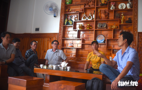 Người thân tập trung lắng nghe anh Tí kể lại giây phút lo sợ khi tàu chìm - Ảnh: LÂM THIÊN Người thân tập trung lắng nghe anh Tí kể lại giây phút lo sợ khi tàu chìm - Ảnh: LÂM THIÊN