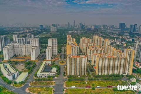 Những dự án của Vạn Thịnh Phát và loạt bất động sản mãi 'đứng hình' ở TP.HCM- Ảnh 7. Một trong những dự án rất lãng phí ở TP.HCM chính là dự án 12.500 căn hộ tái định cư Thủ Thiêm (TP Thủ Đức) khi đã hoàn thành từ năm 2015 nhưng đến nay vẫn bỏ hoang, tòa nhà này từng được tận dụng làm bệnh viện dã chiến thời COVID-19. TP.HCM đã 3 lần đem đấu giá một phần số căn hộ này, nhưng cả 3 lần đều thất bại bởi nhiều lý do, TP có kế hoạch đấu giá lần 4. Hiện mỗi năm, TP vẫn chi hàng chục tỉ đồng để bảo trì các căn hộ tại dự án - Ảnh: QUANG ĐỊNH