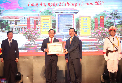 Chủ tịch nước trao Huân chương Hồ Chí Minh cho Long An dịp kỷ niệm chiến thắng Hiệp Hòa- Ảnh 1. Chủ tịch nước Võ Văn Thưởng tặng Huân chương Hồ Chí Minh - Ảnh: AN LONG