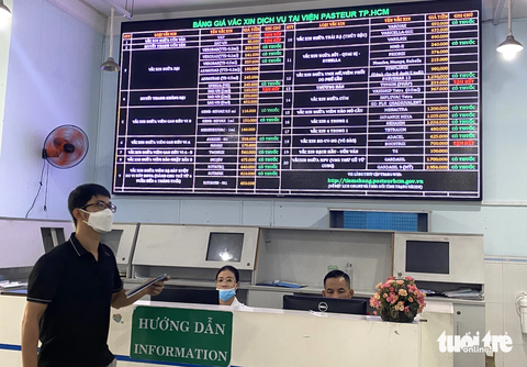 Tại sao vắc xin miễn phí phòng bệnh cho trẻ hết, vắc xin dịch vụ lại còn đầy?- Ảnh 1. Bảng giá vắc xin dịch vụ của Viện Pasteur TP.HCM trưa 23-11 hiển thị gần đầy đủ các loại vắc xin - Ảnh: XUÂN MAI