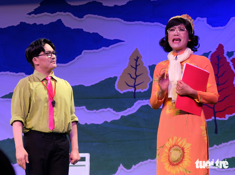 Đại Nghĩa kỵ rơ Hồng Ánh trong Hãy yêu nhau đi- Ảnh 1. Thầy Quân (Đại Nghĩa, bìa trái) luôn bị cô Lục Hà (Hồng Ánh) cự nự vì thấy... chướng mắt! - Ảnh: LINH ĐOAN