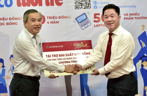 Agribank Phú Nhuận tiếp tục cùng Tuổi Trẻ gieo mầm tri thức- Ảnh 1. Ông Nguyễn Mạnh Hùng (phải) trao số tiền 1,6 tỉ đồng cùng báo Tuổi Trẻ thực hiện chương trình "Gieo mầm tri thức" - Ảnh: T.T.D.