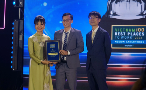 Kết quả khảo sát hơn 70.000 người về nơi làm việc tốt nhất Việt Nam 2023- Ảnh 1. Ban tổ chức trao chứng nhận cho doanh nghiệp nằm trong Top 100 Nơi làm việc tốt nhất Việt Nam 2023 tại hạng mục Doanh nghiệp vừa - Ảnh: VŨ THỦY