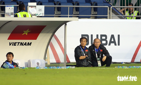 HLV Park Hang Seo và Lee Young Jin sẽ dẫn dắt CLB TP.HCM?- Ảnh 2. HLV Park Hang Seo (phải) và trợ lý Lee Young Jin ở Asian Cup 2019 - Ảnh: N.K