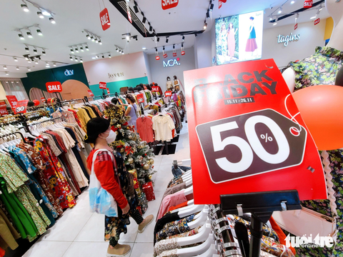 Dù thắt lưng buộc bụng vẫn 'sôi sục' với không khí giảm giá Black Friday- Ảnh 1. Khi túi tiền của khách hàng không còn rủng rỉnh, các chương trình giảm giá vẫn hấp dẫn - Ảnh: NHẬT XUÂN