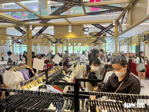 Dù thắt lưng buộc bụng vẫn 'sôi sục' với không khí giảm giá Black Friday- Ảnh 2. Từ nhiều ngày qua, các trung tâm thương mại lớn ở TP.HCM đều đã tung hàng sale đón đầu Black Friday - Ảnh: N.BÌNH