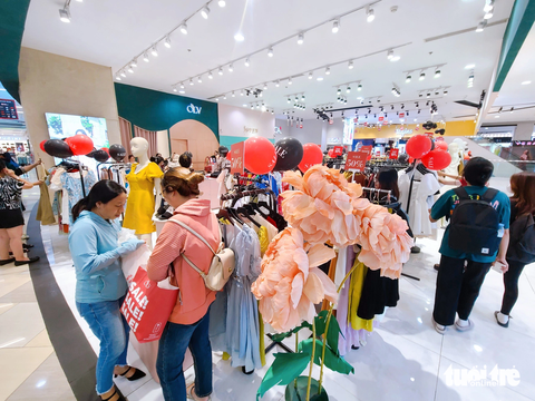 Dù thắt lưng buộc bụng vẫn 'sôi sục' với không khí giảm giá Black Friday- Ảnh 4. Thời trang là mặt hàng nhận được nhiều quan tâm - Ảnh: NHẬT XUÂN