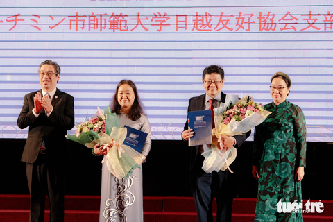 Ông Nguyễn Phước Lộc và bà Huỳnh Ngọc Vân (ngoài cùng phải), phó chủ tịch Hội hữu nghị Việt - Nhật TP.HCM trao quyết định thành lập Chi hội hữu nghị Việt - Nhật ĐHSP TP.HCM - Ảnh: NGỌC ĐỨC Ông Nguyễn Phước Lộc và bà Huỳnh Ngọc Vân (bìa phải), phó chủ tịch Hội hữu nghị Việt - Nhật TP.HCM, trao quyết định thành lập Chi hội hữu nghị Việt - Nhật Trường ĐHSP TP.HCM - Ảnh: NGỌC ĐỨC