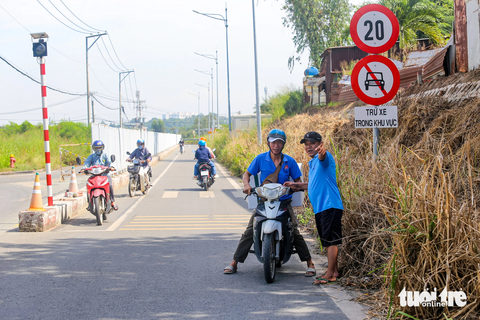 Khu dân cư bị bít lối, 300 người phải đi nhờ đường bến xe Miền Đông mới- Ảnh 2. Theo ông Lưu Hữu Tâm, tổ trưởng tổ 9, trước đây cư dân tổ 9 lưu thông bằng con đường độc đạo (số 14) - bây giờ là đường Hoàng Hữu Nam nối ra xa lộ Hà Nội. Con đường này cũng giúp cư dân nối ra đường số 15 hoặc 16 rồi ra xa lộ Hà Nội một cách đơn giản - Ảnh: ÁI NHÂN