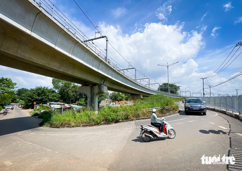 Khu dân cư bị bít lối, 300 người phải đi nhờ đường bến xe Miền Đông mới- Ảnh 6. Do đi nhờ con đường bến xe Miền Đông có lưu lượng xe đi lại lớn, đường nhỏ mà xe đi 2 chiều nên hay xảy ra va chạm, tai nạn giao thông - Ảnh: ÁI NHÂN