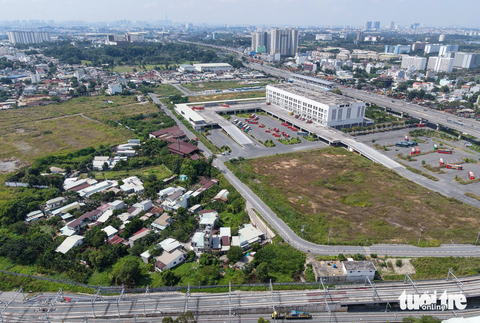 Khu dân cư bị bít lối, 300 người phải đi nhờ đường bến xe Miền Đông mới- Ảnh 8. Hiện cư dân ra ngoài rất bất tiện do phải đi nhờ đường bến xe Miền Đông ra hướng xa lộ Hà Nội và phải chạy dài xuống đến cầu Đồng Nai mới có chỗ quay đầu về phía trung tâm TP.HCM; hoặc phải đi theo đường Hoàng Hữu Nam gần 3km về đoạn ngã tư Bệnh viện Ung bướu để quay đầu về khu đô thị Đại học Quốc gia TP.HCM - Ảnh: ÁI NHÂN