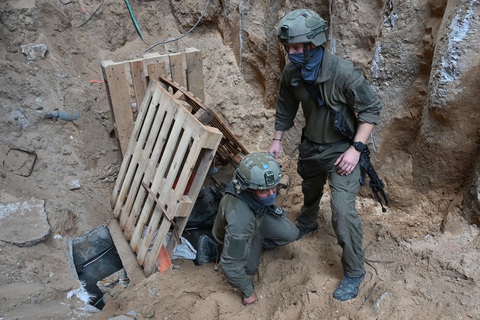 Israel bắt giám đốc Bệnh viện Al Shifa ở Gaza- Ảnh 1. Binh sĩ Israel đi ra từ một đường hầm mà theo họ là do Hamas đào bên trong khu phức hợp Bệnh viện Al Shifa ở thành phố Gaza, phía bắc Dải Gaza, vào hôm 22-11 - Ảnh: AFP