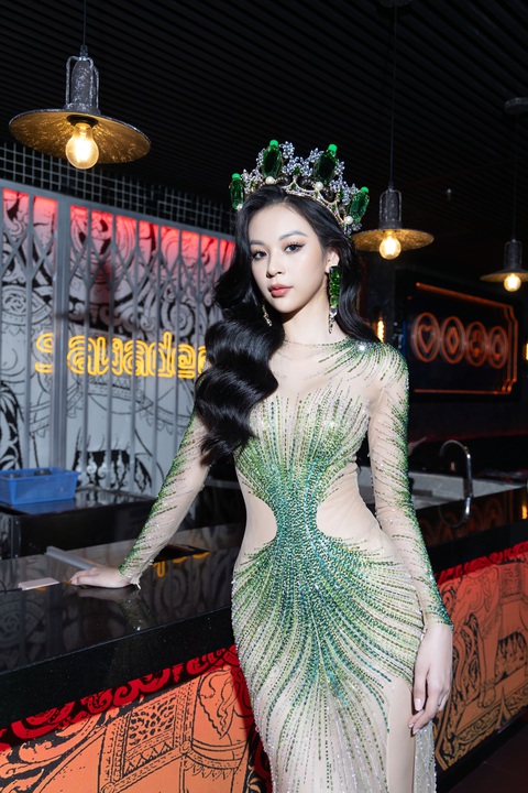 Phí Phương Anh úp mở chuyện dự thi Miss Grand Vietnam 2024- Ảnh 1. Phí Phương Anh đội vương miện, diện đầm gợi cảm tại buổi ra mắt MV