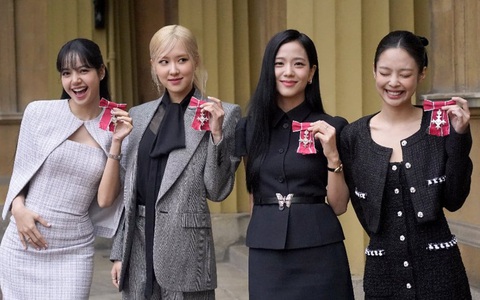 Phản ứng của Knet khi BlackPink được Hoàng gia Anh vinh danh- Ảnh 1. 4 thành viên BlackPink khoe huân chương được Vua Charles trao