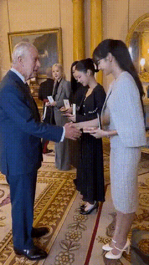 Phản ứng của Knet khi BlackPink được Hoàng gia Anh vinh danh- Ảnh 3. Vua Charles III tự tay trao huân chương MBE cho từng thành viên