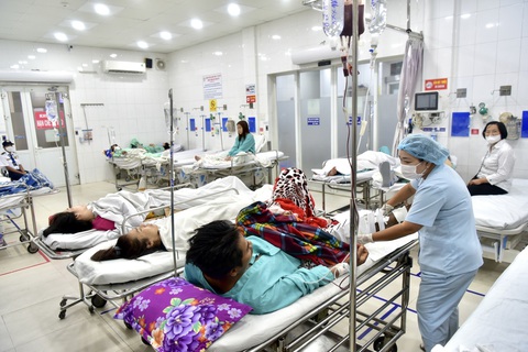 Cần giảm thủ tục phiền hà khi chuyển viện theo bảo hiểm y tế- Ảnh 3. Hộ lý Châu Áp Dullyng thăm khám cho một bệnh nhân bị tai nạn giao thông ở Đắk Nông được chuyển viện cấp cứu lên Bệnh viện Chấn thương chỉnh hình cơ sở 1 vào sáng 22-11 - Ảnh: T.T.D.