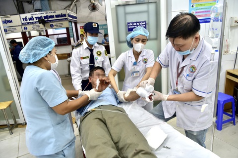 Cần giảm thủ tục phiền hà khi chuyển viện theo bảo hiểm y tế- Ảnh 1. Bệnh nhân V.V.T. (Đồng Nai) bị tai nạn được chuyển viện từ một bệnh viện ở Hố Nai lên Bệnh viện Chấn thương chỉnh hình cơ sở 1 cấp cứu vào sáng 22-11 - Ảnh: T.T.D.
