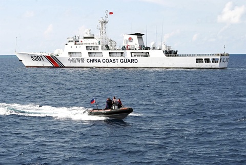 Tàu hải cảnh Trung Quốc và xuồng của lực lượng tuần duyên Philippines gần bãi Cỏ Mây - Ảnh: AFP Tàu hải cảnh Trung Quốc và xuồng của lực lượng tuần duyên Philippines gần bãi Cỏ Mây - Ảnh: AFP