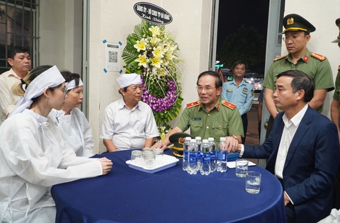 Đà Nẵng đề xuất truy tặng Huân chương Dũng cảm cho nhân viên bảo vệ vụ cướp ngân hàng- Ảnh 1. Ông Lê Trung Chinh cùng thiếu tướng Vũ Xuân Viên thăm hỏi, động viên gia đình ông Trần Minh Thành - Ảnh: LÊ TRUNG