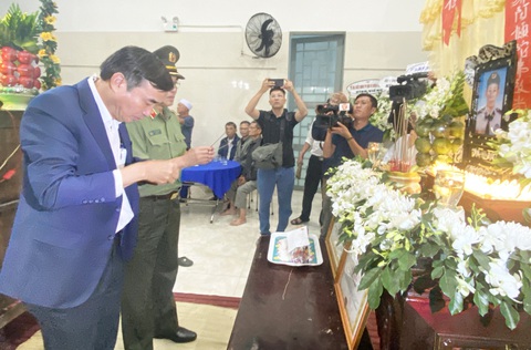 Đà Nẵng đề xuất truy tặng Huân chương Dũng cảm cho nhân viên bảo vệ vụ cướp ngân hàng- Ảnh 3. Ông Chinh thắp nhang trước linh cữu ông Thành - Ảnh: LÊ TRUNG