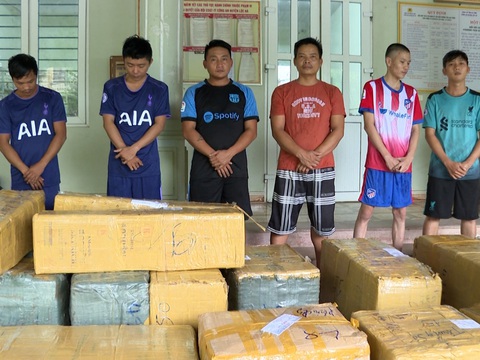 Phá đường dây buôn bán pháo nổ, thu giữ hơn 3,5 tấn pháo các loại- Ảnh 2. Các bị can trong đường dây buôn bán pháo nổ cùng tang vật - Ảnh: CACC