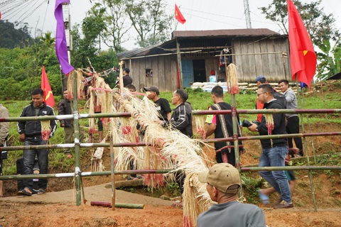 Lễ cúng máng nước thiêng liêng của người Ca Dong- Ảnh 2. Cây nêu lớn được quấn quanh thân sợi tre, các hình trang trí làm trung tâm cho lễ cúng - Ảnh: P.T.