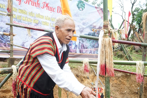 Lễ cúng máng nước thiêng liêng của người Ca Dong- Ảnh 3. Người lớn tuổi ở Mong Pry làm nghi thức đón nhận giọt nước từ núi chảy về làng - Ảnh: P.T.