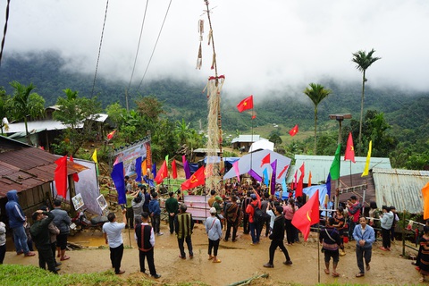 Lễ cúng máng nước thiêng liêng của người Ca Dong- Ảnh 1. Không gian làng Mong Pry nơi diễn ra Lễ cúng máng nước - Ảnh: P.T.