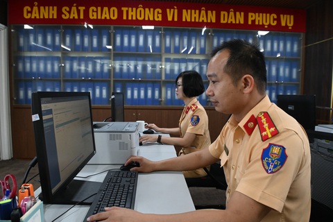 Đấu giá biển số rút ngắn còn 30 phút, nhiều biển ngũ quý sắp lên sàn- Ảnh 1. Cán bộ giám sát đấu giá biển số của Bộ Công an - Ảnh: HỒNG QUANG