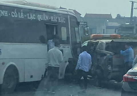 Xe tuần tra giao thông va chạm với xe khách và xe máy, 1 phụ nữ tử vong- Ảnh 1. Hiện trường vụ tai nạn trên cao tốc Pháp Vân - Cầu Giẽ, sáng 23-10 - Ảnh: TRƯỜNG GIANG