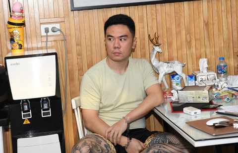 Bắt nhóm bơm ma túy vào thuốc lá điện tử, rao bán trên mạng- Ảnh 1. Bị can Lê Anh Thơ thời điểm bị cảnh sát bắt giữ - Ảnh: C04