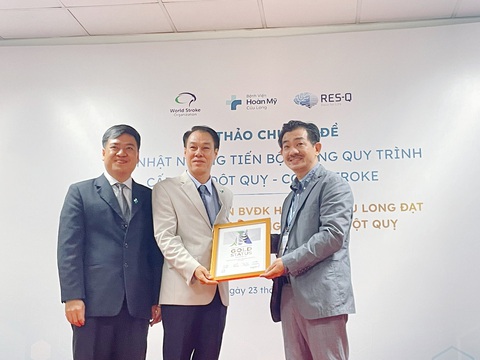 Bệnh viện Hoàn Mỹ Cửu Long đạt chứng nhận ‘Tiêu chuẩn vàng trong điều trị đột quỵ’- Ảnh 1. PGS .TS Nguyễn Huy Thắng - Phó Chủ tịch Hội Đột quỵ Việt Nam, Chủ tịch Hội Đột Quỵ TP.HCM trao chứng nhận vàng điều trị Đột quỵ cho BV Hoàn Mỹ Cửu Long - Ảnh: T. Luỹ