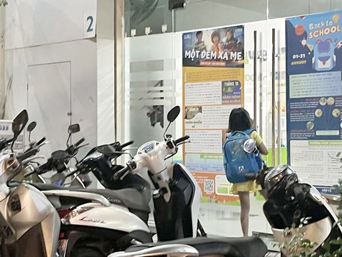 Làm gì để ngăn dạy thêm, học thêm tràn lan?- Ảnh 1. Học sinh đi học thêm ở một cơ sở tại quận 5, TP.HCM. Ảnh chụp vào tối 22-11 - Ảnh: SƠN NAM