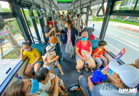 Tuyến buýt điện đầu tiên của TP.HCM có thể ngưng chạy, cần sớm nâng mức trợ giá?- Ảnh 1. Người dân trải nghiệm trên những tuyến xe buýt điện đầu tiên tại khu Vinhomes Grand Park, TP Thủ Đức - Ảnh: QUANG ĐỊNH