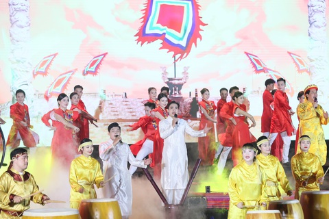 Một tiết mục văn nghệ trong chương trình - Ảnh: QUANG VINH Một tiết mục văn nghệ trong chương trình - Ảnh: QUANG VINH