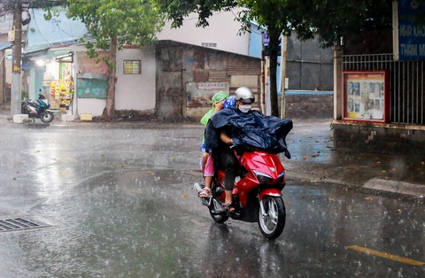 Thời tiết hôm nay 23-4: Bắc Bộ nắng nóng, Nam Bộ chiều tối mưa nhiều nơi - Ảnh 1.
