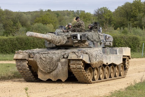 Binh sĩ Thụy Sĩ diễn tập với xe tăng Leopard 2 hồi tháng 5-2023 - Ảnh: REUTERS Binh sĩ Thụy Sĩ diễn tập với xe tăng Leopard 2 hồi tháng 5-2023 - Ảnh: REUTERS