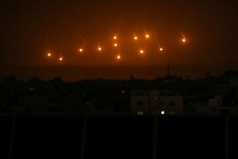 Israel thả pháo sáng khắp bầu trời thành phố Khan Younis ở phía nam Dải Gaza để hỗ trợ cuộc không kích rạng sáng 23-11 tại đây - Ảnh: AL JAZEERA Israel thả pháo sáng khắp bầu trời thành phố Khan Younis ở phía nam Dải Gaza để hỗ trợ cuộc không kích rạng sáng 23-11 tại đây - Ảnh: AL JAZEERA