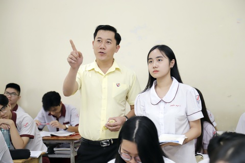 Giám thị - Những thầy cô không đứng bục giảng - Kỳ 5: Những nỗi niềm oan ức của đời giám thị- Ảnh 2. Trước khi đứng lớp trực tiếp giảng dạy, thầy Nguyễn Văn Hùng (hiện là giáo viên môn văn một trường tư thục ở TP Thủ Đức) đã có hơn 2 năm làm giám thị và từng bị tai nạn nghề nghiệp kiểu tình ngay lý gian - Ảnh: NHƯ HÙNG