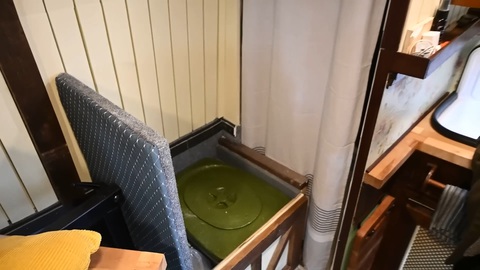 Nhà di động độc đáo: Nội thất toàn gỗ kiểu nông thôn châu Âu, nhiều chi tiết hiếm thấy- Ảnh 8. Giống như nhiều người khác, không gian bên dưới ghế luôn được tận dụng. Anthony đã lắp bồn cầu tự hoại bên dưới một trong hai ghế, không gian còn lại cất máy nước nóng 9,5 lít