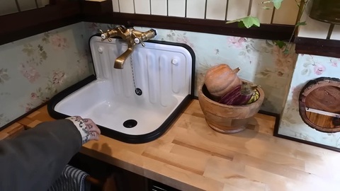 Nhà di động độc đáo: Nội thất toàn gỗ kiểu nông thôn châu Âu, nhiều chi tiết hiếm thấy- Ảnh 6. Điểm độc đáo nhất của không gian này là Anthony đã bổ sung thêm gạch. Một phần bức tường được ốp gạch dày 1,9cm, tích hợp các bộ điều khiển pin năng lượng mặt trời và A/C