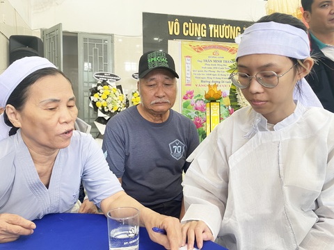 Nhân viên bảo vệ bị nghi phạm cướp ngân hàng đâm tử vong: Người thân bàng hoàng, đau xót- Ảnh 1. Người thân của ông Thành, nhân viên bảo vệ ngân hàng, tại nhà tang lễ - Ảnh: LÊ TRUNG