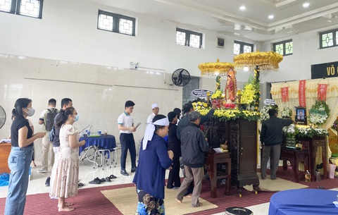 Nhân viên bảo vệ bị nghi phạm cướp ngân hàng đâm tử vong: Người thân bàng hoàng, đau xót- Ảnh 2. Người dân đến viếng ông Thành - Ảnh: LÊ TRUNG
