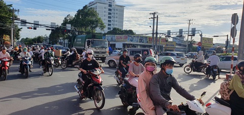 Cần Thơ chi gần 1.200 tỉ mở rộng 5 nút giao thường xuyên ùn tắc giao thông- Ảnh 1. Nút giao Nguyễn Văn Linh - Nguyễn Văn Cừ (quận Ninh Kiều, TP Cần Thơ) thường xảy ra ùn tắc giao thông - Ảnh: LÊ DÂN