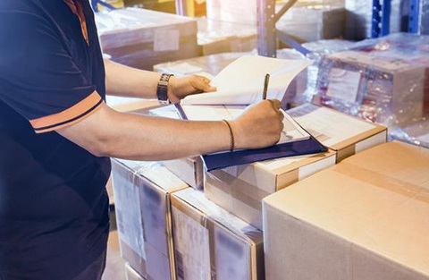 Công việc của nhân viên giao nhận hàng (phần 2)- Ảnh 1. Kiểm tra kỹ hàng hóa sẽ giảm khả năng đơn hàng bị hư hại khi vận chuyển - Ảnh: Internet.