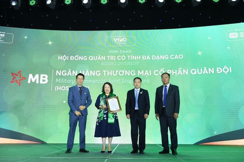 MB nhận giải thưởng Hội đồng quản trị có tính đa dạng cao- Ảnh 1. Đại diện Ngân hàng Quân đội (MB) nhận giải thưởng