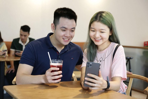 IVB Mobile Banking tung ưu đãi mừng sinh nhật 33 năm- Ảnh 2. Khách hàng vui mừng rinh quà từ chương trình khuyến mại mừng sinh nhật 33 năm IVB Mobile Banking